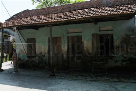 Trong ảnh là căn nhà cũ nát của gia đình Hậu - không còn ở được nữa. Từ lâu, gia đình em ở nhờ nhà ông nội. >>Bản hiếu học ở cuối trời Tây Bắc >>Những hình ảnh ấn tượng về trẻ em ở Trường Sa >>Phát sốt vì cô giáo xinh đẹp của trường chuyên Hà Nội - Amsterdam Trong ảnh là căn nhà cũ nát của gia đình Hậu - không còn ở được nữa. Từ lâu, gia đình em ở nhờ nhà ông nội. >>Bản hiếu học ở cuối trời Tây Bắc >>Những hình ảnh ấn tượng về trẻ em ở Trường Sa >>Phát sốt vì cô giáo xinh đẹp của trường chuyên Hà Nội - Amsterdam