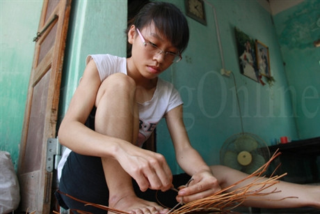 Không những học giỏi, Hậu còn là tay đan hàng cỏ tế "siêu việt", kiếm tiền phụ giúp gia đình. >>Bản hiếu học ở cuối trời Tây Bắc >>Những hình ảnh ấn tượng về trẻ em ở Trường Sa >>Phát sốt vì cô giáo xinh đẹp của trường chuyên Hà Nội - Amsterdam Không những học giỏi, Hậu còn là tay đan hàng cỏ tế "siêu việt", kiếm tiền phụ giúp gia đình. >>Bản hiếu học ở cuối trời Tây Bắc >>Những hình ảnh ấn tượng về trẻ em ở Trường Sa >>Phát sốt vì cô giáo xinh đẹp của trường chuyên Hà Nội - Amsterdam