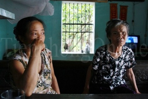 Bà Phạm Thị Hanh - mẹ em Đặng Minh Hậu - kể hoàn cảnh gia đình với phóng viên. Ngồi bên cạnh là bà nội của Hậu - bị hỏng một mắt đã 30 năm nay, thường xuyên đau yếu, phải chăm sóc hàng ngày. Ngồi nghe chuyện, dù không còn minh mẫn, thỉnh thoảng, nước mắt của bà nội Hậu lại rơi, thương cảm hoàn cảnh gia đình. >>Bản hiếu học ở cuối trời Tây Bắc >>Những hình ảnh ấn tượng về trẻ em ở Trường Sa >>Phát sốt vì cô giáo xinh đẹp của trường chuyên Hà Nội - Amsterdam Bà Phạm Thị Hanh - mẹ em Đặng Minh Hậu - kể hoàn cảnh gia đình với phóng viên. Ngồi bên cạnh là bà nội của Hậu - bị hỏng một mắt đã 30 năm nay, thường xuyên đau yếu, phải chăm sóc hàng ngày. Ngồi nghe chuyện, dù không còn minh mẫn, thỉnh thoảng, nước mắt của bà nội Hậu lại rơi, thương cảm hoàn cảnh gia đình. >>Bản hiếu học ở cuối trời Tây Bắc >>Những hình ảnh ấn tượng về trẻ em ở Trường Sa >>Phát sốt vì cô giáo xinh đẹp của trường chuyên Hà Nội - Amsterdam
