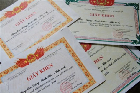 Vượt qua hoàn cảnh gia đình, Đặng Minh Hậu luôn cố gắng chăm ngoan, học giỏi. Trong ảnh là giấy khen của Hậu. >>Bản hiếu học ở cuối trời Tây Bắc >>Những hình ảnh ấn tượng về trẻ em ở Trường Sa >>Phát sốt vì cô giáo xinh đẹp của trường chuyên Hà Nội - Amsterdam Vượt qua hoàn cảnh gia đình, Đặng Minh Hậu luôn cố gắng chăm ngoan, học giỏi. Trong ảnh là giấy khen của Hậu. >>Bản hiếu học ở cuối trời Tây Bắc >>Những hình ảnh ấn tượng về trẻ em ở Trường Sa >>Phát sốt vì cô giáo xinh đẹp của trường chuyên Hà Nội - Amsterdam