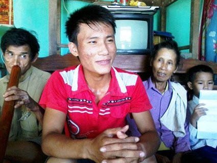 Ngô Văn Thuận vui mừng khi nhận được học bổng hỗ trợ của Quân đội Ngô Văn Thuận vui mừng khi nhận được học bổng hỗ trợ của Quân đội