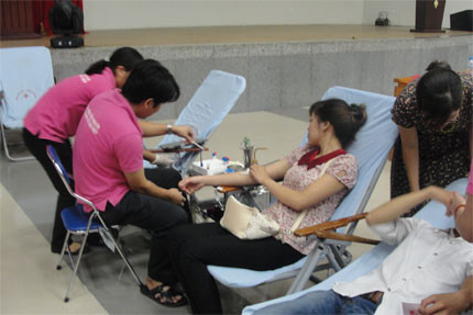 Bên này, hội trường tấp nập người vui vẻ đến hiến máu tình nguyện. Bên này, hội trường tấp nập người vui vẻ đến hiến máu tình nguyện.