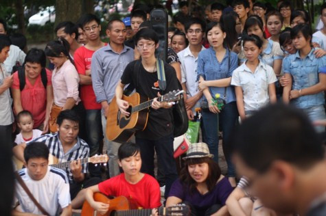 Thu hút đám đông bằng âm nhạc. >> Những hình ảnh ấn tượng về trẻ em ở Trường Sa >> Chùm ảnh: Bộ trưởng Phạm Vũ Luận đánh trống khai trường >>Điểm danh thầy cô là hotboy, hotgirl nổi đình nổi đám >>Nước mắt người mẹ nghèo khi con đỗ Học viện Tài chính Thu hút đám đông bằng âm nhạc. >> Những hình ảnh ấn tượng về trẻ em ở Trường Sa >> Chùm ảnh: Bộ trưởng Phạm Vũ Luận đánh trống khai trường >>Điểm danh thầy cô là hotboy, hotgirl nổi đình nổi đám >>Nước mắt người mẹ nghèo khi con đỗ Học viện Tài chính