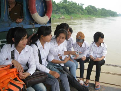 Học sinh xã Minh Châu trên phà đến trường Học sinh xã Minh Châu trên phà đến trường