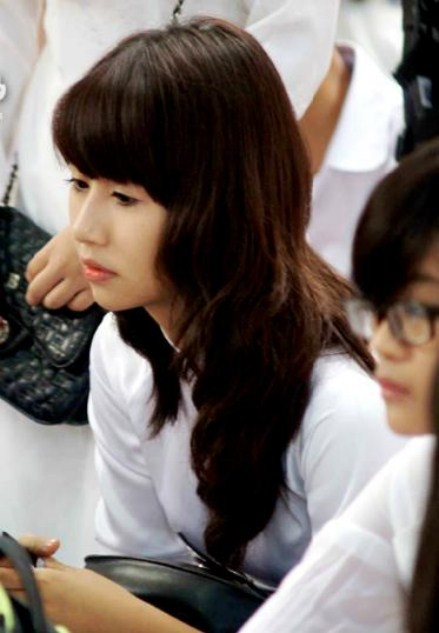 Quỳnh Anh Shyn hồi hộp trong lễ khai giảng. >> Chùm ảnh: Giới trẻ Hà Thành chào Quốc khánh bằng đàn ghita >>Nữ sinh đẹp rạng ngời ngày khai trường >> Rơi nước mắt, học sinh quỳ đất trong lễ tựu trường >>> Phát sốt vì cô giáo 9X xinh đẹp của trường Chuyên Hà Nội - Amsterdam