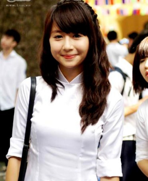 Dù ở khoảnh khắc nào Quỳnh Anh cũng rất xinh xắn. >> Chùm ảnh: Giới trẻ Hà Thành chào Quốc khánh bằng đàn ghita >>Nữ sinh đẹp rạng ngời ngày khai trường >> Rơi nước mắt, học sinh quỳ đất trong lễ tựu trường >>> Phát sốt vì cô giáo 9X xinh đẹp của trường Chuyên Hà Nội - Amsterdam