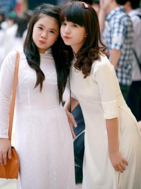Hai bạn sở hữu gương mặt cực kì baby. >> Chùm ảnh: Giới trẻ Hà Thành chào Quốc khánh bằng đàn ghita >>Nữ sinh đẹp rạng ngời ngày khai trường >> Rơi nước mắt, học sinh quỳ đất trong lễ tựu trường >>> Phát sốt vì cô giáo 9X xinh đẹp của trường Chuyên Hà Nội - Amsterdam