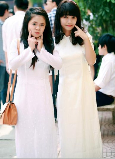 Pose hình cùng cô bạn thân. >> Chùm ảnh: Giới trẻ Hà Thành chào Quốc khánh bằng đàn ghita >>Nữ sinh đẹp rạng ngời ngày khai trường >> Rơi nước mắt, học sinh quỳ đất trong lễ tựu trường >>> Phát sốt vì cô giáo 9X xinh đẹp của trường Chuyên Hà Nội - Amsterdam