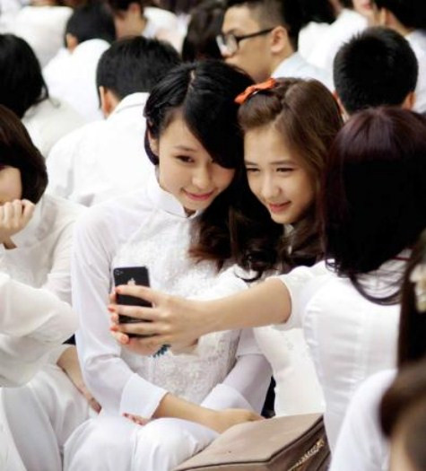 Những nữ sinh Trường THPT Phan Đình Phùng xinh xắn trong ngày khai giảng. >> Chùm ảnh: Giới trẻ Hà Thành chào Quốc khánh bằng đàn ghita >>Nữ sinh đẹp rạng ngời ngày khai trường >> Rơi nước mắt, học sinh quỳ đất trong lễ tựu trường >>> Phát sốt vì cô giáo 9X xinh đẹp của trường Chuyên Hà Nội - Amsterdam