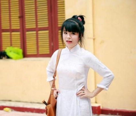 Hà Đan vẫn giữ nét nhí nhảnh của mình trong tà áo dài trắng. >> Chùm ảnh: Giới trẻ Hà Thành chào Quốc khánh bằng đàn ghita >>Nữ sinh đẹp rạng ngời ngày khai trường >> Rơi nước mắt, học sinh quỳ đất trong lễ tựu trường >>> Phát sốt vì cô giáo 9X xinh đẹp của trường Chuyên Hà Nội - Amsterdam