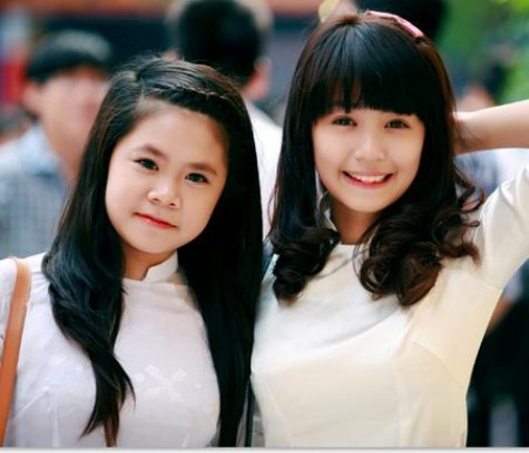 Hot girl Mẫn Tiên, Hà Đan cực "kute" trong ngày khai giảng. >> Chùm ảnh: Giới trẻ Hà Thành chào Quốc khánh bằng đàn ghita >>Nữ sinh đẹp rạng ngời ngày khai trường >> Rơi nước mắt, học sinh quỳ đất trong lễ tựu trường >>> Phát sốt vì cô giáo 9X xinh đẹp của trường Chuyên Hà Nội - Amsterdam