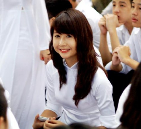 Cô bạn Quỳnh Anh tươi cười rạng rỡ. >> Chùm ảnh: Giới trẻ Hà Thành chào Quốc khánh bằng đàn ghita >>Nữ sinh đẹp rạng ngời ngày khai trường >> Rơi nước mắt, học sinh quỳ đất trong lễ tựu trường >>> Phát sốt vì cô giáo 9X xinh đẹp của trường Chuyên Hà Nội - Amsterdam