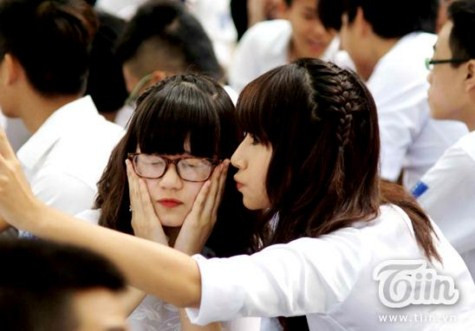 >> Chùm ảnh: Giới trẻ Hà Thành chào Quốc khánh bằng đàn ghita >>Nữ sinh đẹp rạng ngời ngày khai trường >> Rơi nước mắt, học sinh quỳ đất trong lễ tựu trường >>> Phát sốt vì cô giáo 9X xinh đẹp của trường Chuyên Hà Nội - Amsterdam