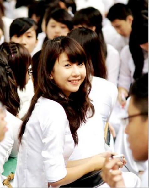 >> Chùm ảnh: Giới trẻ Hà Thành chào Quốc khánh bằng đàn ghita >>Nữ sinh đẹp rạng ngời ngày khai trường >> Rơi nước mắt, học sinh quỳ đất trong lễ tựu trường >>> Phát sốt vì cô giáo 9X xinh đẹp của trường Chuyên Hà Nội - Amsterdam