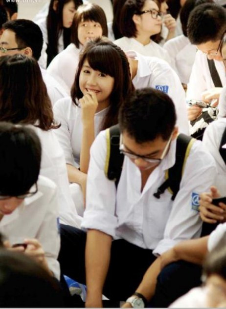 >> Chùm ảnh: Giới trẻ Hà Thành chào Quốc khánh bằng đàn ghita >>Nữ sinh đẹp rạng ngời ngày khai trường >> Rơi nước mắt, học sinh quỳ đất trong lễ tựu trường >>> Phát sốt vì cô giáo 9X xinh đẹp của trường Chuyên Hà Nội - Amsterdam