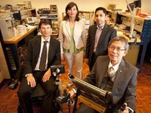 GS-TS Hùng Nguyễn (ngồi hàng đầu tiên, bên phải) và các cộng sự tại Đại học UTS GS-TS Hùng Nguyễn (ngồi hàng đầu tiên, bên phải) và các cộng sự tại Đại học UTS