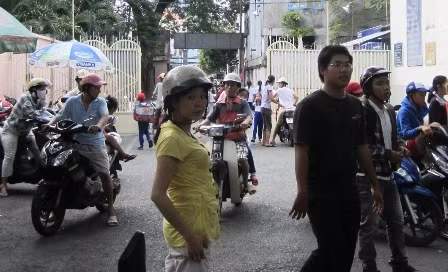 Nghe tin về vụ cháy, nhiều phụ huynh hoảng sợ đến đón con sớm