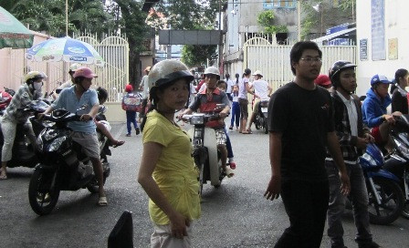 Nghe tin về vụ cháy, nhiều phụ huynh hoảng sợ đến đón con sớm Nghe tin về vụ cháy, nhiều phụ huynh hoảng sợ đến đón con sớm