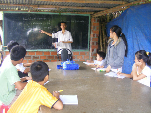 Lớp học nhỏ bé đơn sơ của thầy Hưng Lớp học nhỏ bé đơn sơ của thầy Hưng