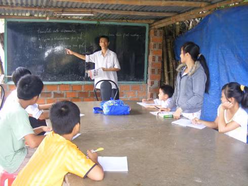 Lớp học nhỏ bé đơn sơ của thầy Hưng