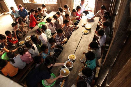 Giờ ăn của các em học sinh bán trú Trường Tiểu học Thu Lũm. >>NHỮNG HÌNH ẢNH ẤN TƯỢNG VỀ TRẺ EM Ở TRƯỜNG SA >>PHÁT SỐT VÌ CÔ GIÁO 9X XINH ĐẸP CỦA TRƯỜNG CHUYÊN HÀ NỘI - AMSTERDAM >>NỮ SINH ĐẸP RẠNG NGỜI NGÀY KHAI TRƯỜNG Giờ ăn của các em học sinh bán trú Trường Tiểu học Thu Lũm. >>NHỮNG HÌNH ẢNH ẤN TƯỢNG VỀ TRẺ EM Ở TRƯỜNG SA >>PHÁT SỐT VÌ CÔ GIÁO 9X XINH ĐẸP CỦA TRƯỜNG CHUYÊN HÀ NỘI - AMSTERDAM >>NỮ SINH ĐẸP RẠNG NGỜI NGÀY KHAI TRƯỜNG