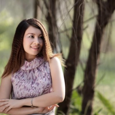 Di Li là nữ nhà văn trẻ chiếm một lượng lớn độc giả, sở hữu khuôn mặt xinh xắn, lối viết hiện đại, hiểu sâu về tâm lý độc giả trẻ. Hiện tại, Di Li đang là giảng viên của Trường Cao đẳng Thương mại & Du lịch Hà Nội. >>PHÁT SỐT VÌ CÔ GIÁO 9X XINH ĐẸP TRƯỜNG AMSTERDAM >>NỮ SINH ĐẸP RẠNG NGỜI NGÀY KHAI TRƯỜNG >>NƯỚC MẮT NGƯỜI MẸ NGHÈO CÓ CON THI ĐỖ HỌC VIỆN TÀI CHÍNH