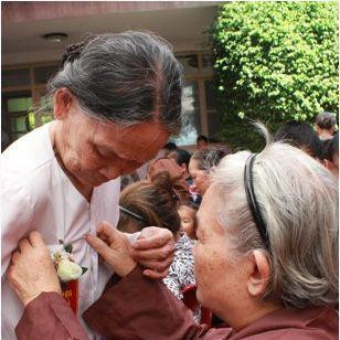 Bức ảnh khiến người xem xúc động mùa Vu Lan Bức ảnh khiến người xem xúc động mùa Vu Lan