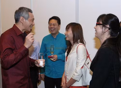 Mai (áo trắng) trò chuyện với Thủ tướng Lý Hiển Long