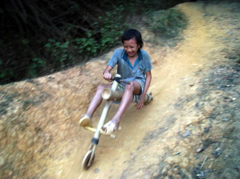 Hầu hết được phanh bằng chân để giảm tốc độ. >>Rớt nước mắt vì học sinh phải quỳ đất trong lễ khai giảng >>Nước mắt người mẹ có con thi đậu Học viện Tài chính Chùm ảnh: Bản hiếu học ở cuối trời Tây Bắc Chùm ảnh: Những trò chơi thuở ấu thơ của học trò (P2)