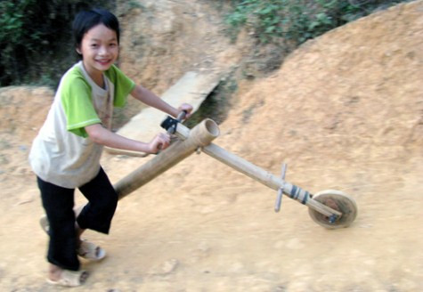 >>Rớt nước mắt vì học sinh phải quỳ đất trong lễ khai giảng >>Nước mắt người mẹ có con thi đậu Học viện Tài chính Chùm ảnh: Bản hiếu học ở cuối trời Tây Bắc Chùm ảnh: Những trò chơi thuở ấu thơ của học trò (P2)