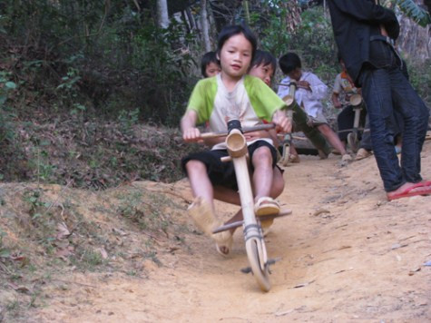 >>Rớt nước mắt vì học sinh phải quỳ đất trong lễ khai giảng >>Nước mắt người mẹ có con thi đậu Học viện Tài chính Chùm ảnh: Bản hiếu học ở cuối trời Tây Bắc Chùm ảnh: Những trò chơi thuở ấu thơ của học trò (P2)