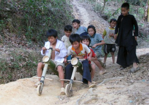 Thậm chí có những xe chở hai người với trọng lượng lên tới 50kg. >>Rớt nước mắt vì học sinh phải quỳ đất trong lễ khai giảng >>Nước mắt người mẹ có con thi đậu Học viện Tài chính Chùm ảnh: Bản hiếu học ở cuối trời Tây Bắc Chùm ảnh: Những trò chơi thuở ấu thơ của học trò (P2)