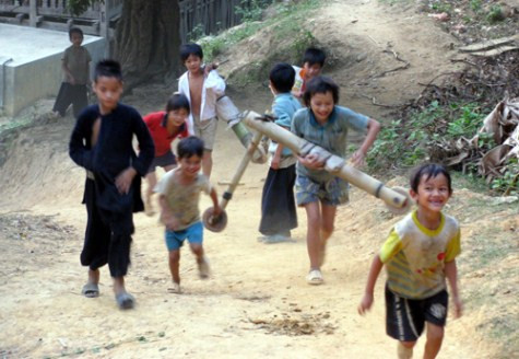 Nụ cười nở trên môi của những trẻ em nghèo. >>Rớt nước mắt vì học sinh phải quỳ đất trong lễ khai giảng >>Nước mắt người mẹ có con thi đậu Học viện Tài chính Chùm ảnh: Bản hiếu học ở cuối trời Tây Bắc Chùm ảnh: Những trò chơi thuở ấu thơ của học trò (P2)