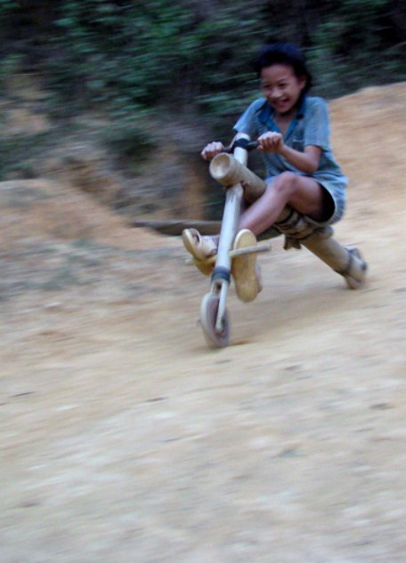 Những sườn dốc có độ nghiêng từ 15 đến 30 độ nhưng vận tốc tối đa của những chiếc xe "tự chế" này có thể lên tới... 30km/giờ. >>Rớt nước mắt vì học sinh phải quỳ đất trong lễ khai giảng >>Nước mắt người mẹ có con thi đậu Học viện Tài chính Chùm ảnh: Bản hiếu học ở cuối trời Tây Bắc Chùm ảnh: Những trò chơi thuở ấu thơ của học trò (P2)