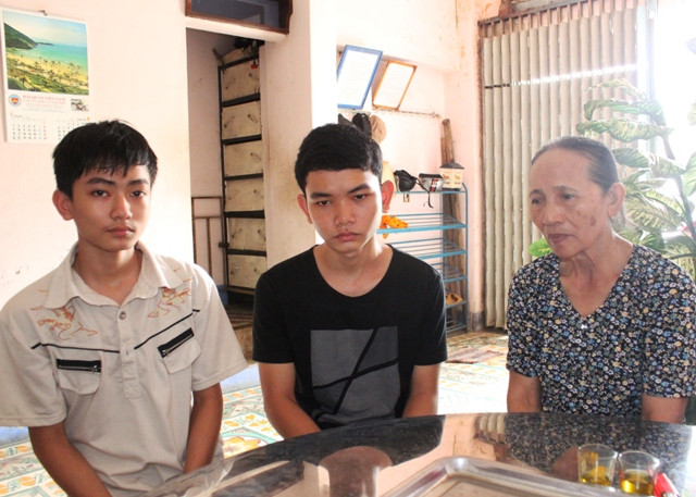 Anh em Quân cùng bà ngoại ngậm ngùi kể lại sự việc. Anh em Quân cùng bà ngoại ngậm ngùi kể lại sự việc.