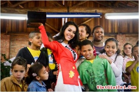 Hoa hậu hoàn vũ Hoàng My mặc áo dài trắng, bên ngoài khoác áo bà ba mang hai sắc đỏ và vàng, màu của lá cờ Việt Nam. >> Hoa khôi các trường Đại học, Cao đẳng >>Nữ sinh đẹp rạng ngời ngày khai trường Hoa hậu hoàn vũ Hoàng My mặc áo dài trắng, bên ngoài khoác áo bà ba mang hai sắc đỏ và vàng, màu của lá cờ Việt Nam. >> Hoa khôi các trường Đại học, Cao đẳng >>Nữ sinh đẹp rạng ngời ngày khai trường