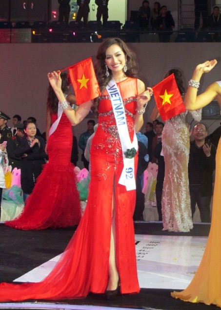 Trúc diễm rạng rỡ trong màu áo dạ hội đỏ, trên tay cầm lá cờ Việt Nam >> Hoa khôi các trường Đại học, Cao đẳng >>Nữ sinh đẹp rạng ngời ngày khai trường Trúc diễm rạng rỡ trong màu áo dạ hội đỏ, trên tay cầm lá cờ Việt Nam >> Hoa khôi các trường Đại học, Cao đẳng >>Nữ sinh đẹp rạng ngời ngày khai trường