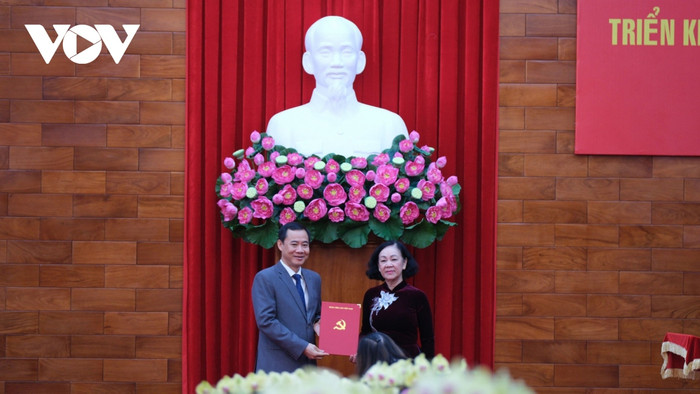 Thường trực Ban Bí thư, Trưởng Ban Tổ chức Trung ương Trương Thị Mai trao quyết định điều động ông Nguyễn Thái Học giữ chức Quyền Bí thư Tỉnh ủy Lâm Đồng. Ảnh: VOV nguyen_thai_hoc_1.jpg