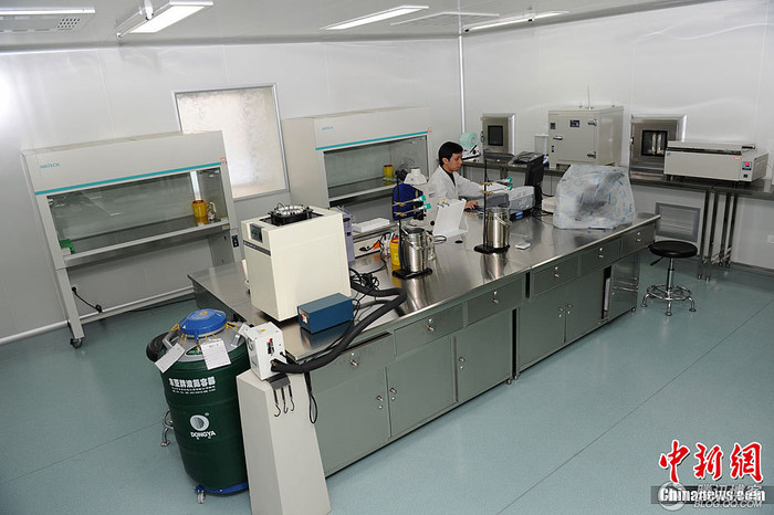 Theo quy định của ngành y tế Trung Quốc, tất cả những ai tình nguyện hiến tinh trùng đều phải trải qua 5 bước kiểm tra ngặt nghèo, và tối đa một người chỉ được hiến 12 lần trong đời.