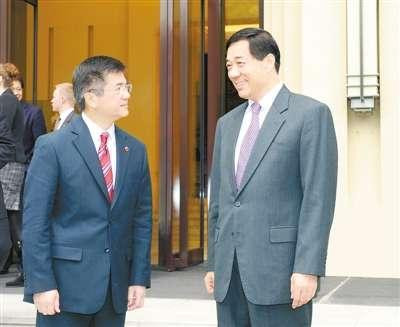 2 tháng sau khi nhậm chức, Đại sứ Gary Locke đã đến Trùng Khánh gặp Bạc Hy Lai