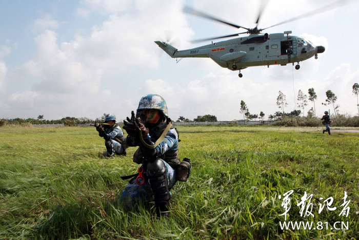 Nữ binh đặc nhiệm vừa đổ bộ thành công, mắt luôn hướng mục tiêu Nữ binh đặc nhiệm vừa đổ bộ thành công, mắt luôn hướng mục tiêu