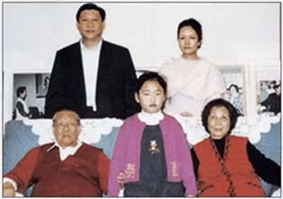 Một bức ảnh hiếm hoi của Tập Minh Trạch (hàng trên, giữa) chụp cùng gia đình