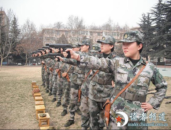 Các học viên trong giờ tập bắn súng ngắn, trong đó có cả nữ nghiên cứu sinh