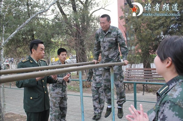 Thử thách về thể lực đối với các tân cử nhân đồng thời là tân binh vốn quen với máy tính, sách vở học đường