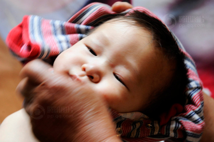 Việc mặc quần áo Phong vẫn chưa tự làm được mà phải nhờ mẹ giúp Việc mặc quần áo Phong vẫn chưa tự làm được mà phải nhờ mẹ giúp