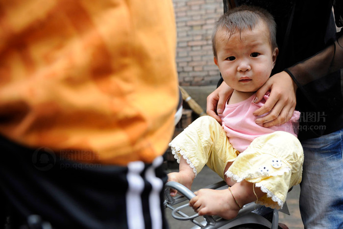 Người mẹ nuôi ấy không chỉ chăm lo cho Phong bữa ăn giấc ngủ mà còn tìm mọi cách giúp phong luyện tập đôi chân cho linh hoạt, để sau này em tự lo cho mình Người mẹ nuôi ấy không chỉ chăm lo cho Phong bữa ăn giấc ngủ mà còn tìm mọi cách giúp phong luyện tập đôi chân cho linh hoạt, để sau này em tự lo cho mình