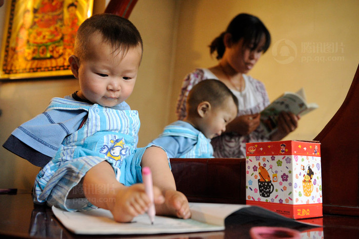 Chỉ mới 2 tuổi thôi, trong khi những đứa trẻ khác còn phải dỗ dành mỏi miệng, Phong lại rất thích học, cậu bé kẹp bút vào chân và viết lên trang giấy học sinh những nét chữ, hình vẽ đầu đời Chỉ mới 2 tuổi thôi, trong khi những đứa trẻ khác còn phải dỗ dành mỏi miệng, Phong lại rất thích học, cậu bé kẹp bút vào chân và viết lên trang giấy học sinh những nét chữ, hình vẽ đầu đời