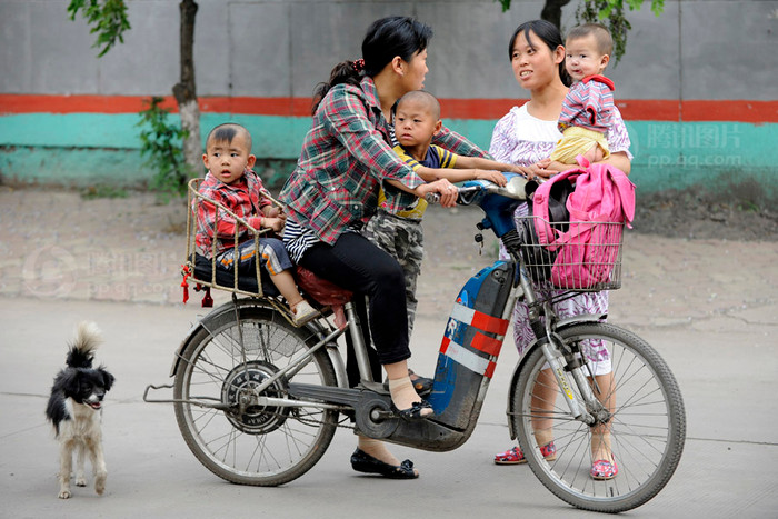 Sơn Phong chiều chiều được mẹ đưa đi chơi, cho em quen với việc kết giao bè bạn, xóa đi những mặc cảm tự ti Sơn Phong chiều chiều được mẹ đưa đi chơi, cho em quen với việc kết giao bè bạn, xóa đi những mặc cảm tự ti