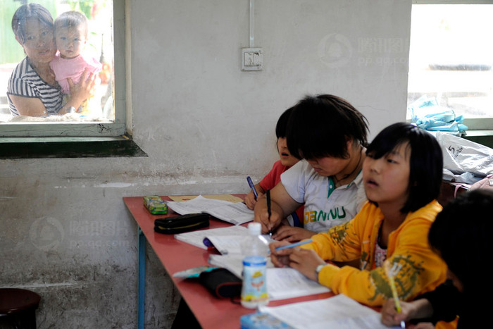 Qua cửa sổ, Phong ngắm nhìn các anh chị học một cách say sưa Qua cửa sổ, Phong ngắm nhìn các anh chị học một cách say sưa