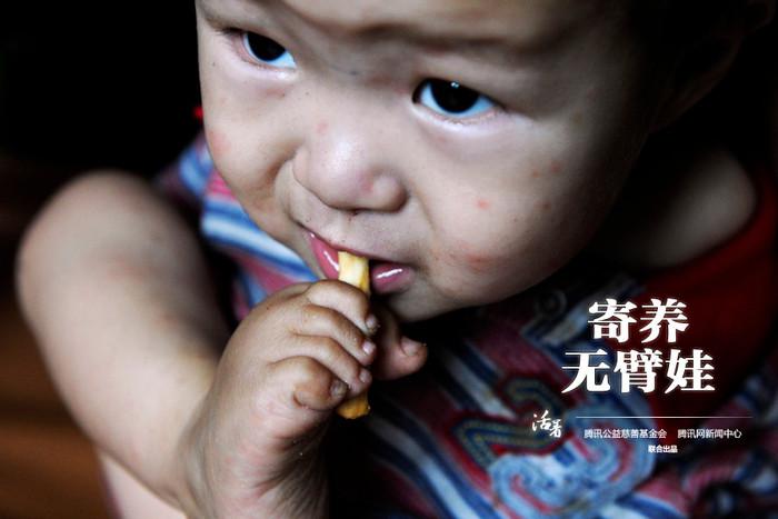 Sơn Phong từ lúc sinh ra đã không có tay, bị cha mẹ bỏ rơi, cậu sống được là nhờ vào tình thương yêu của những người không hề máu mủ, nhưng ngày tháng trước mắt với cậu bé là một chuỗi khó khăn đằng đẵng Sơn Phong từ lúc sinh ra đã không có tay, bị cha mẹ bỏ rơi, cậu sống được là nhờ vào tình thương yêu của những người không hề máu mủ, nhưng ngày tháng trước mắt với cậu bé là một chuỗi khó khăn đằng đẵng